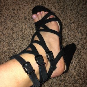 Giani Bini multi strap suede heels!